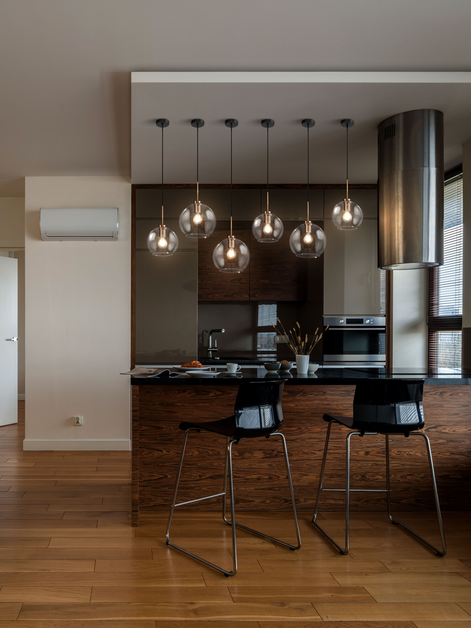 PHOTO_remote controller_FR8002PL-01BS_on_w_standard